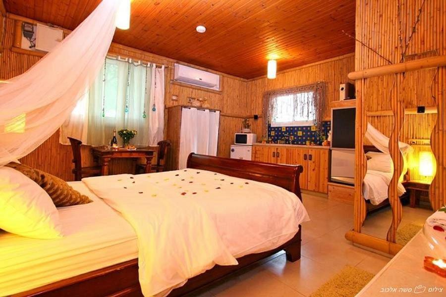 Hotel ביקתפוז וקלמנטינה- מתחם בקתות וסוויטות עם ג'קוזי פרטי ובריכה משותפת Liman Esterno foto