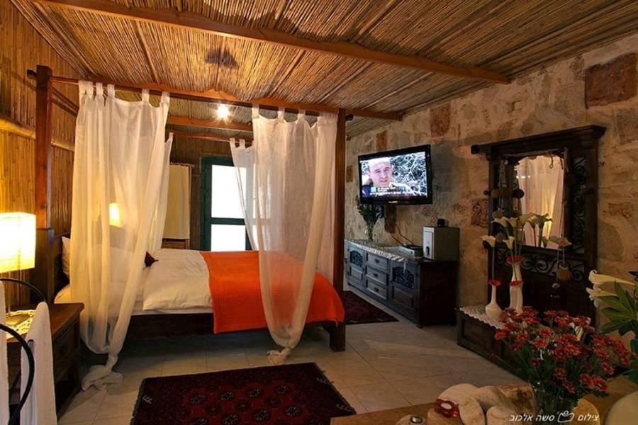 Hotel ביקתפוז וקלמנטינה- מתחם בקתות וסוויטות עם ג'קוזי פרטי ובריכה משותפת Liman Esterno foto