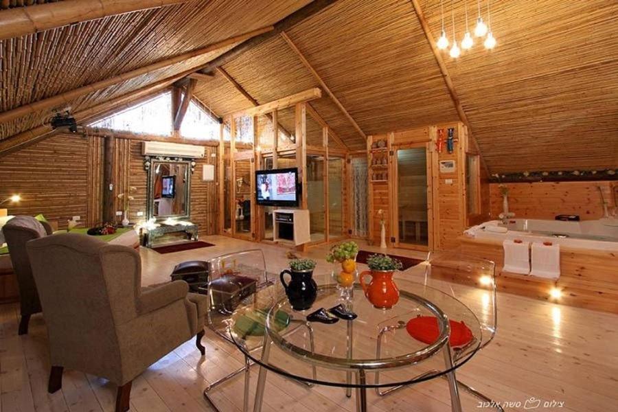 Hotel ביקתפוז וקלמנטינה- מתחם בקתות וסוויטות עם ג'קוזי פרטי ובריכה משותפת Liman Esterno foto