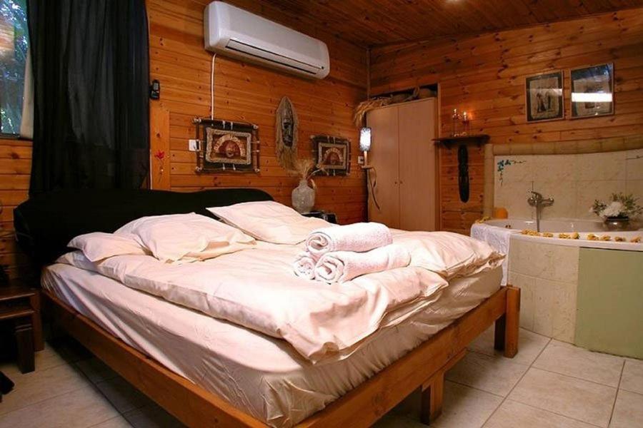 Hotel ביקתפוז וקלמנטינה- מתחם בקתות וסוויטות עם ג'קוזי פרטי ובריכה משותפת Liman Esterno foto