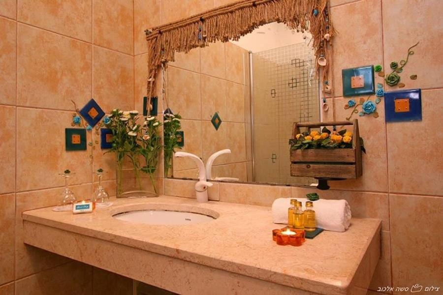 Hotel ביקתפוז וקלמנטינה- מתחם בקתות וסוויטות עם ג'קוזי פרטי ובריכה משותפת Liman Camera foto