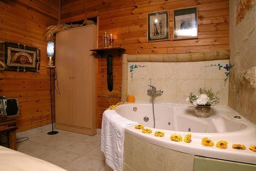 Hotel ביקתפוז וקלמנטינה- מתחם בקתות וסוויטות עם ג'קוזי פרטי ובריכה משותפת Liman Camera foto
